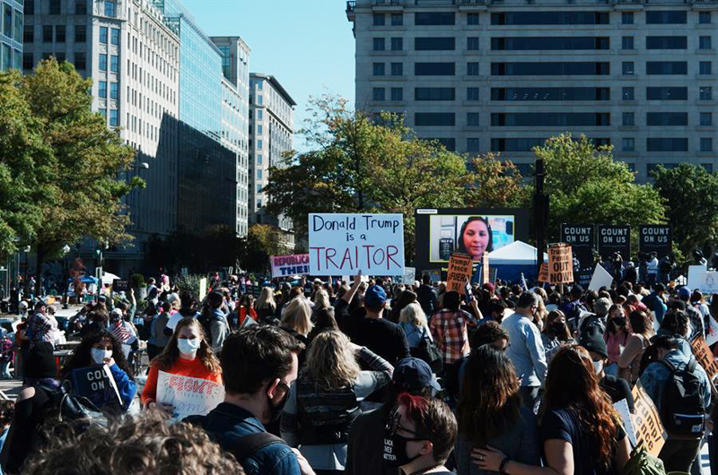 Miles de mujeres protestan en EEUU contra nominada por Trump para el Supremo