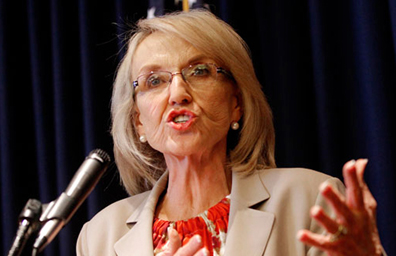 Gobernadora de Arizona rechaza licencia de manejo a indocumentados