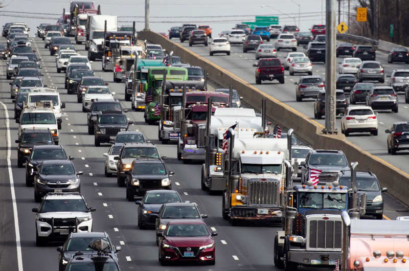 Camioneros antivacunas ralentizan el tráfico alrededor de la capital de EE.UU.