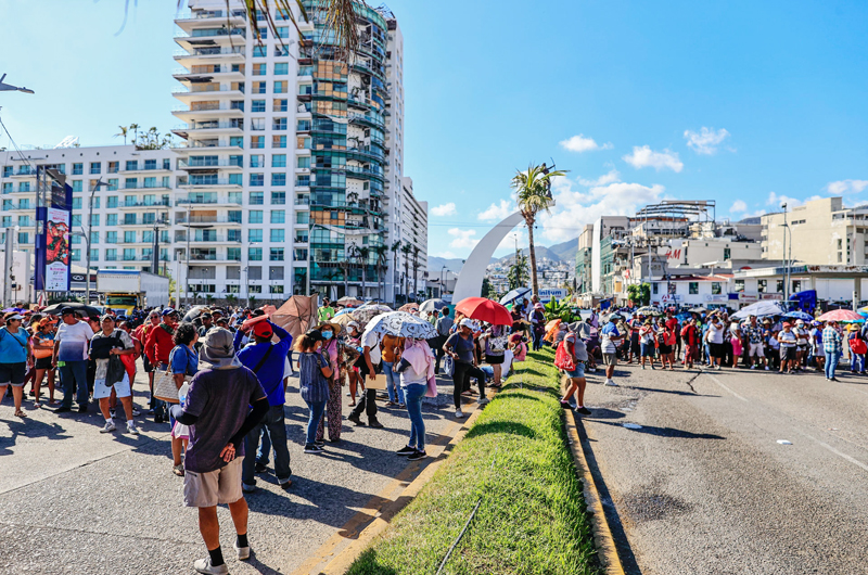 Cientos de damnificados por Otis exigen a autoridades ser censados y desquician Acapulco 