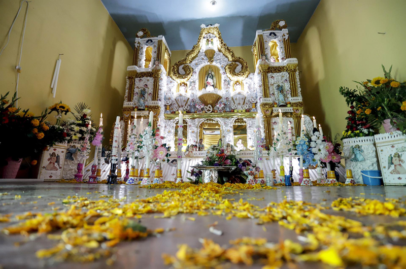Altares monumentales honran a difuntos en el Día de Muertos en México 