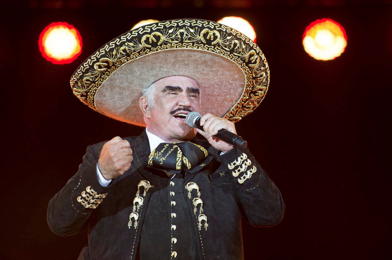 Con canciones y fotografías seguidores dan último adiós a Vicente Fernández