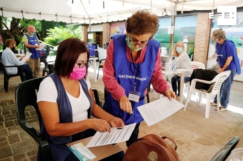 Estadounidenses en México votan entre dudas y convicción