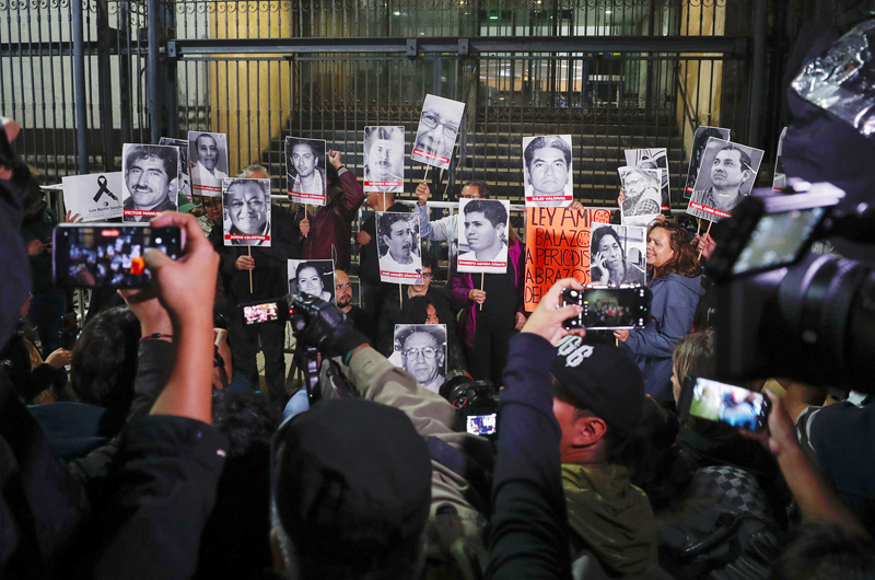 Decenas de periodistas exigen justicia por asesinatos y violencias contra gremio en México 