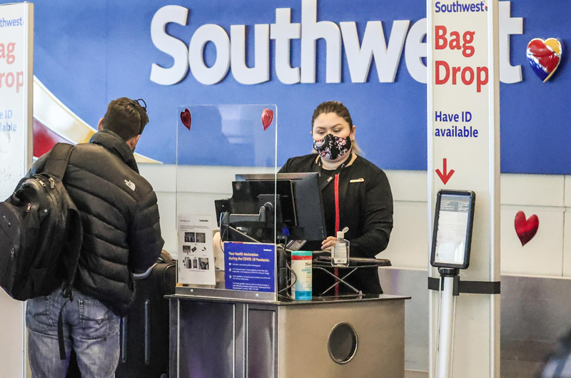 EEUU multa con 140 millones de dólares a Southwest por caos aeroportuario de hace un año