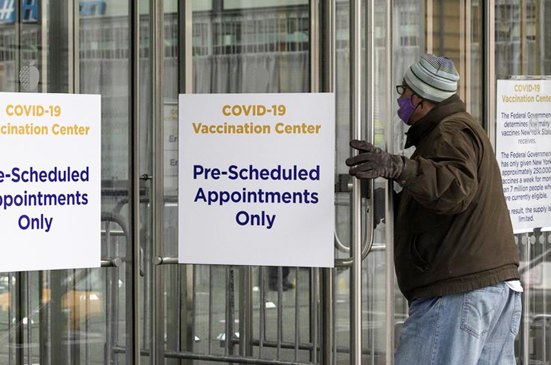 El Gobierno de EE.UU. no detendrá indocumentados en centros de vacunación