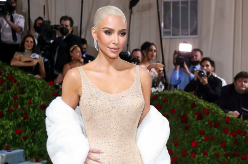 Acusan a Kim Kardashian de dañar vestido de Marilyn que lució en la Met Gala