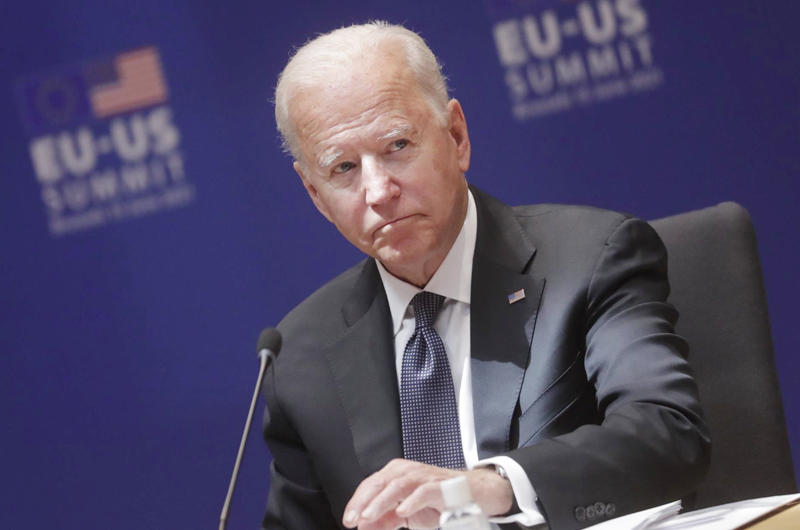 Biden permitirá desviar fondos del rescate a medidas de control de armas