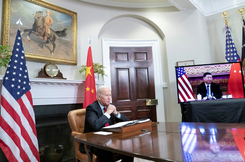 Biden dice a Xi que busca un diálogo 