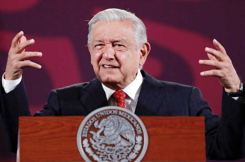 López Obrador califica de montaje de la oposición los encapuchados que pararon a Sheinbaum