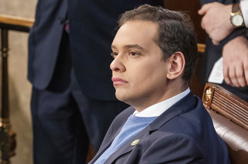 Congresista Santos toma posesión pese a investigación por numerosas mentiras 