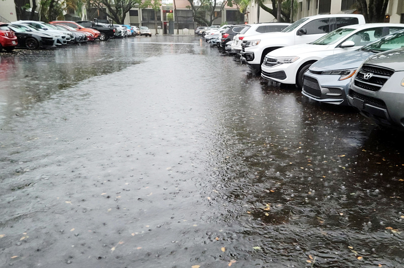 Inundaciones y vuelos cancelados en Florida dejan lluvias que no cesarán hasta el sábado
