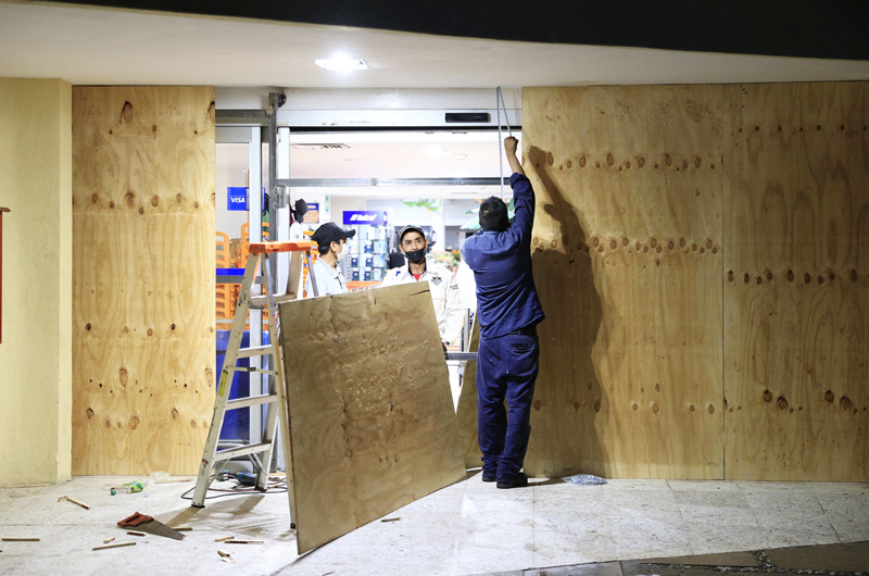 Inundaciones y destrozos por el poderoso huracán Otis que azota Acapulco (México)