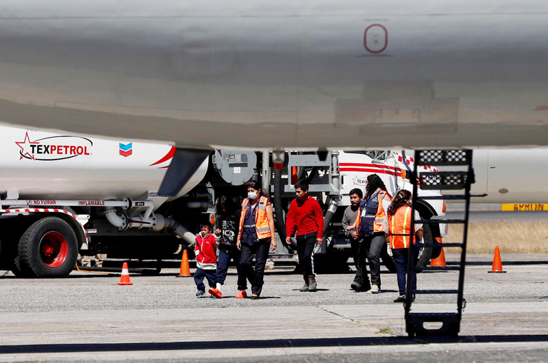 Urgen una investigación federal por traslado aéreo de migrantes a California 