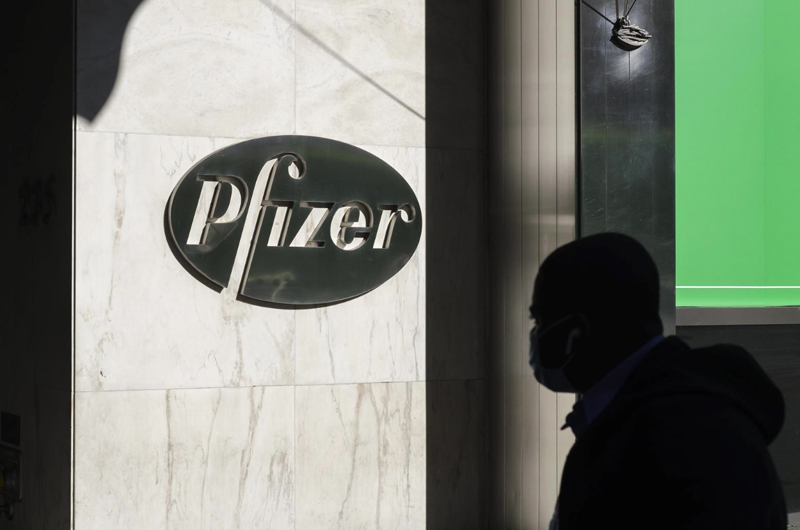 La CE firma el acuerdo con Pfizer para adquirir hasta 1.800 millones de dosis
