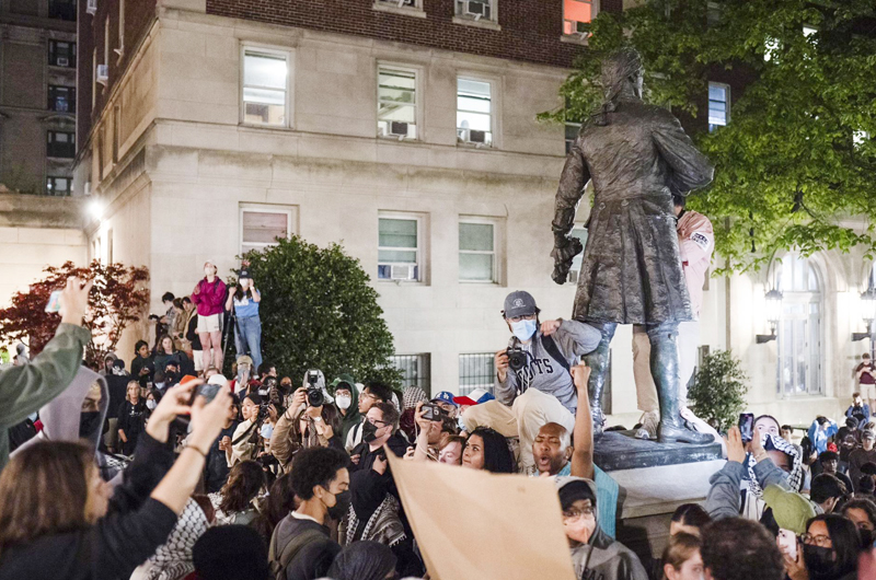 La Policía desaloja el edificio ocupado en Columbia y detiene a los estudiantes