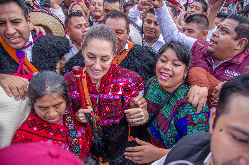 La candidata presidencial Claudia Sheinbaum se reúne con indígenas del sur de México 