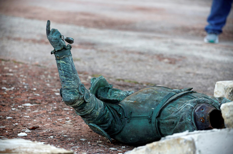 Derriban estatua de Ponce de León el día que llega Felipe VI a Puerto Rico