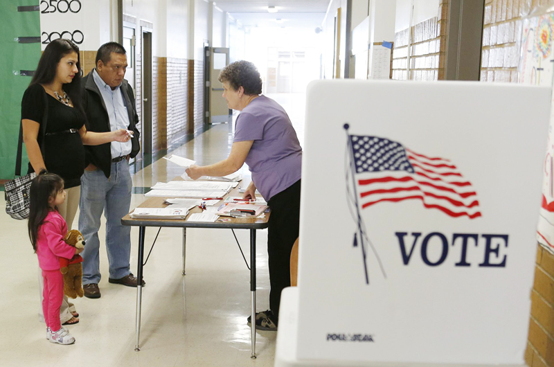 Temas económicos encabezan las prioridades de los votantes hispanos rumbo a 2024