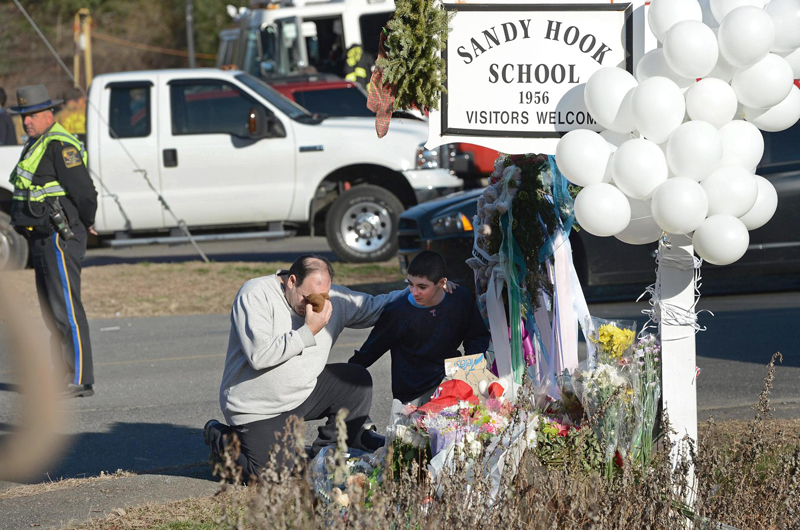 Las familias de Sandy Hook ofrecen al locutor Alex Jones saldar su deuda por 85 millones