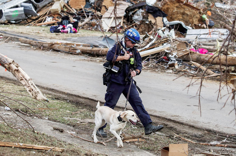 Prosigue búsqueda del más de centenar de desaparecidos por tornados en EEUU