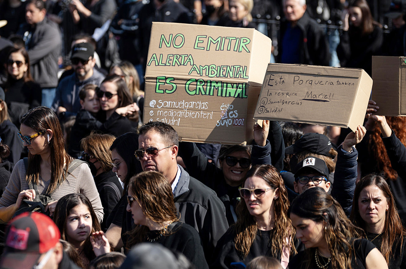 Ciudadanos y activistas exigen cierre de refinería de Pemex en el norte de México