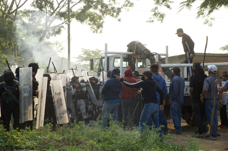 Pobladores y Fuerzas Armadas tienen violento enfrentamiento en el sur de México 