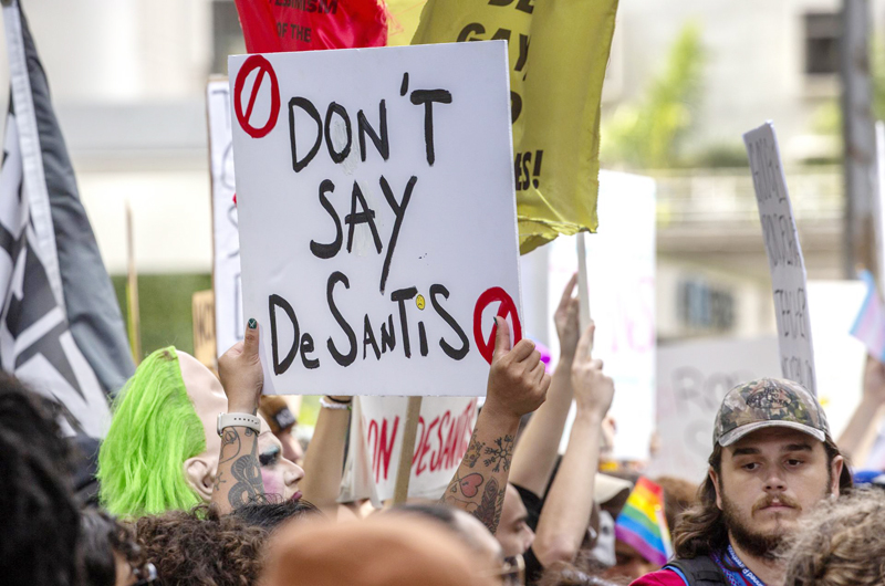 Un centenar de manifestantes en Miami llaman fascista y racista a DeSantis
