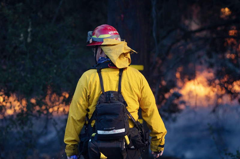 Un gran incendio en California provoca la evacuación de 8 mil personas