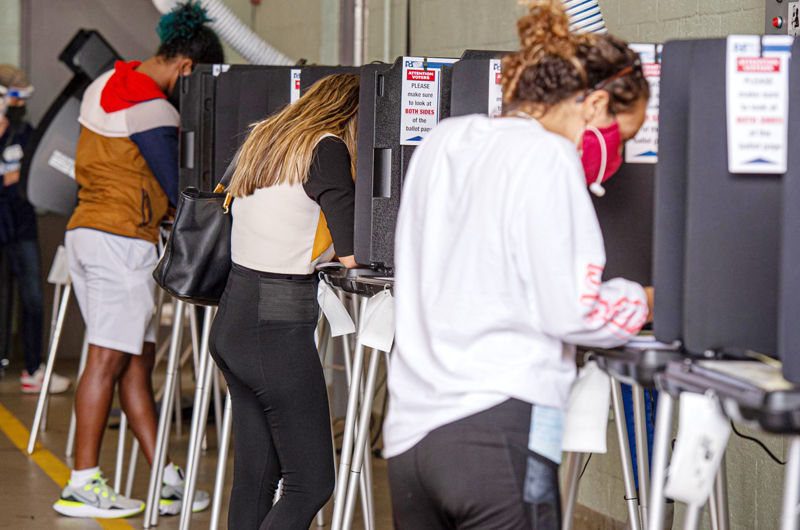 Juez federal de Florida bloquea partes de una ley sobre el registro de votantes