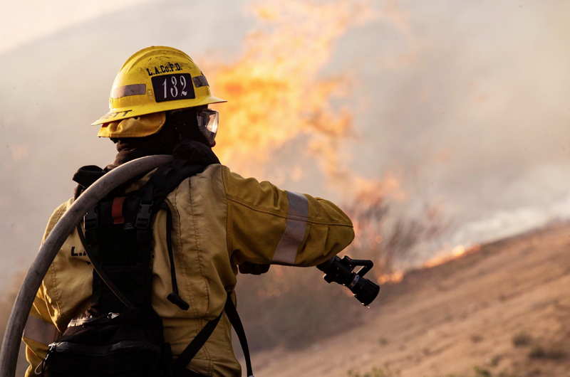 México envía bomberos a Canadá para combatir incendios forestales