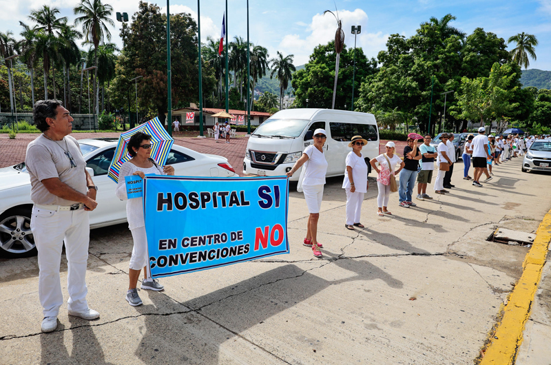 Cientos de personas protestan contra un nuevo hospital en el balneario de Acapulco