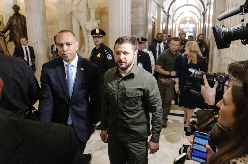 Legisladores republicanos rechazan ayudar a Ucrania el día que Zelenski va al Capitolio