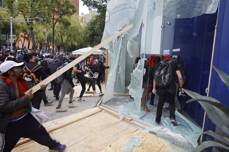 Manifestantes provocan destrozos y saquean tiendas en Centro Históricoz