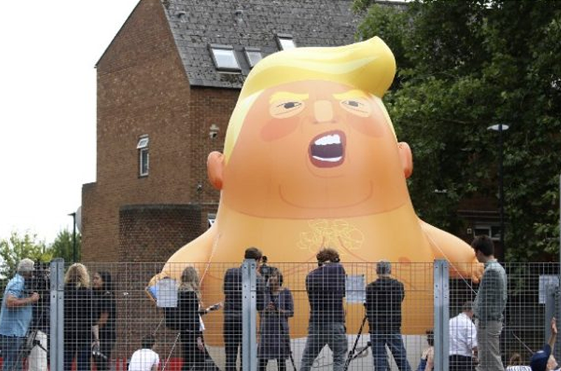 Trump llega a Reino Unido en medio de protestas