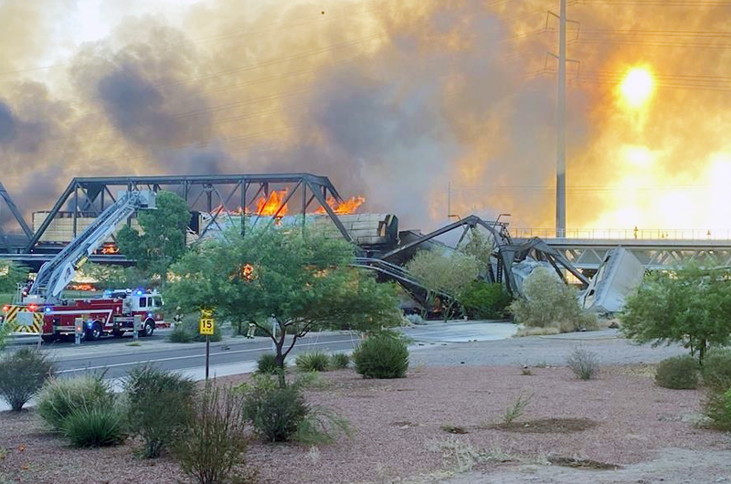 Tren descarrila sobre un puente en Arizona y causa un aparatoso incendio