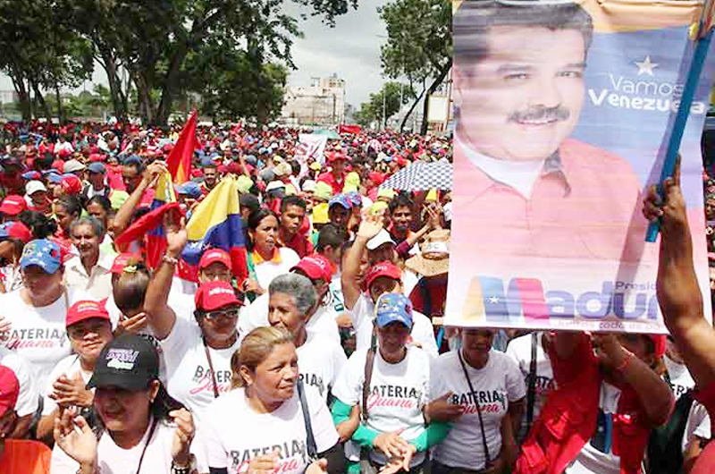 Maduro encabeza marcha militar para exhibir el apoyo de los castrenses