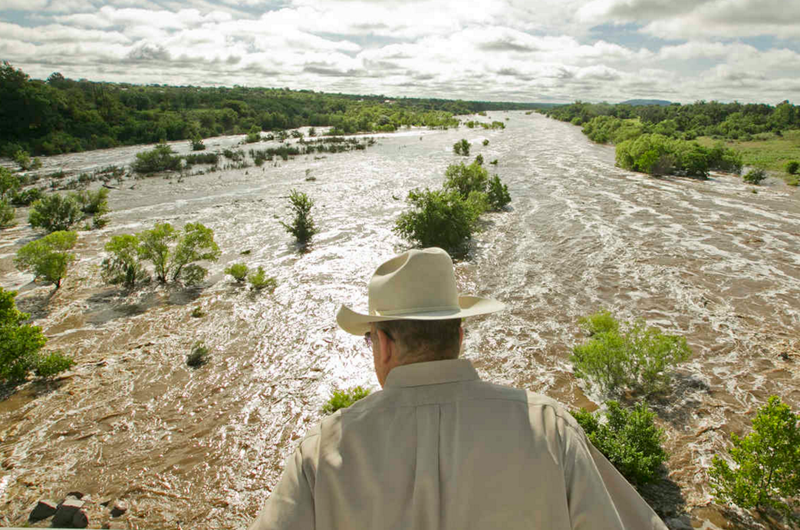 Corriente del río Llano colapsa puente tras continuas lluvias en Texas