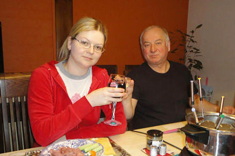 Rusos involucrados en envenenamiento de ex espía afirman ser turistas