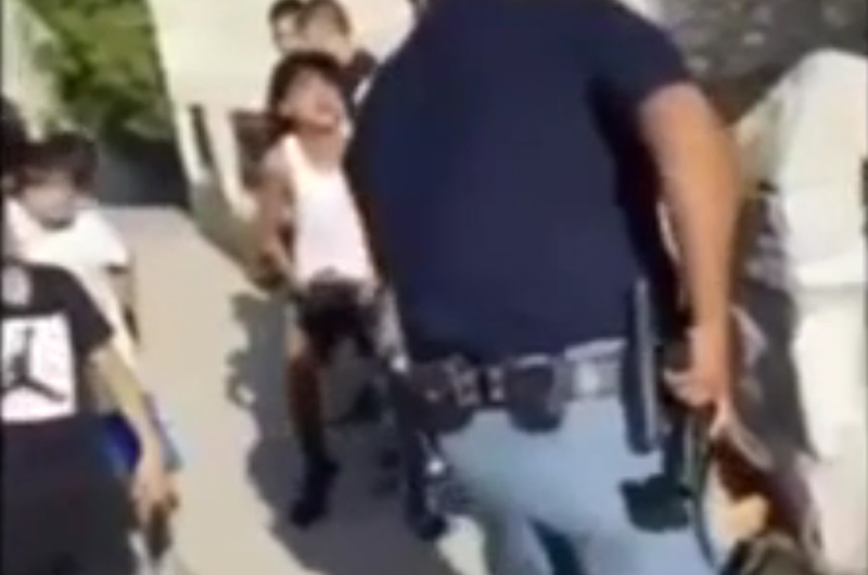 Video muestra a policía de EUA apuntando con su pistola a varios niños