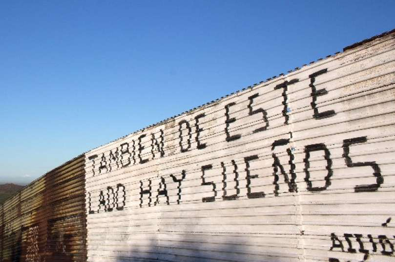 Organización latina pide a demócratas rechazar el muro de Trump