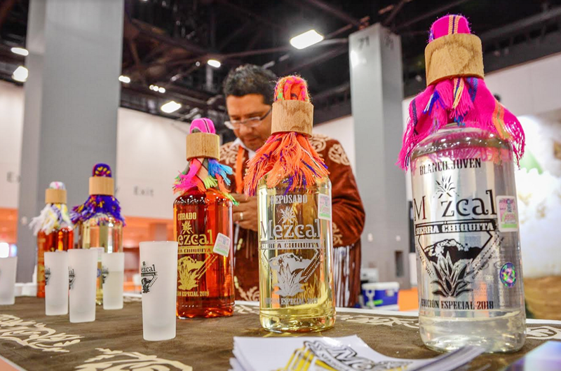 Mexicano construye en EEUU exitosa empresa de mezcal con conciencia cultural