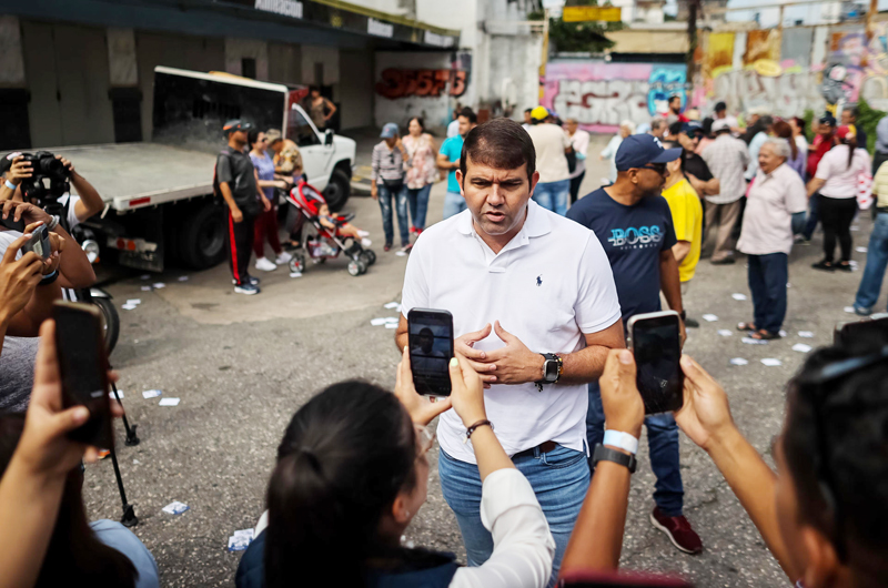 El candidato Prosperi, que objeta las primarias en Venezuela, vota y reitera críticas al proceso