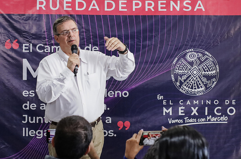 El excanciller Ebrard espera resolución de queja para decidir su futuro político en México