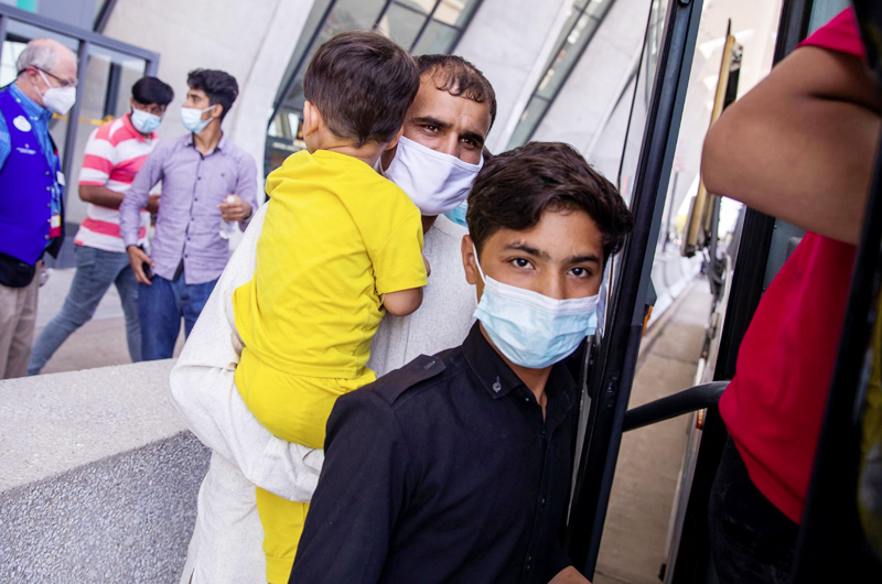 La llegada a EE.UU. de los refugiados afganos: cansancio, llantos y esperanza