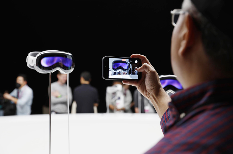 Zuckerberg cree que las gafas de realidad mixta de Apple son para estar “solos en el sofá” 