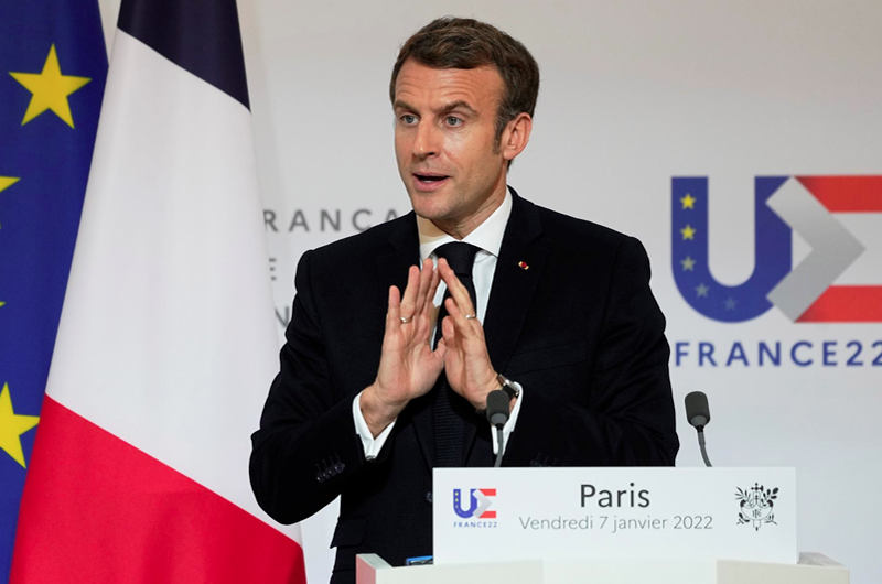 Macron defiende sus polémicas palabras sobre los no vacunados