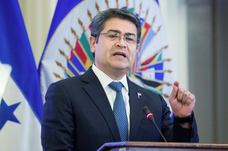 El presidente de Honduras pide a países donar o vender el exceso de vacuna anticovid