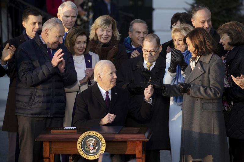 Biden firma una ley que protege el matrimonio igualitario 