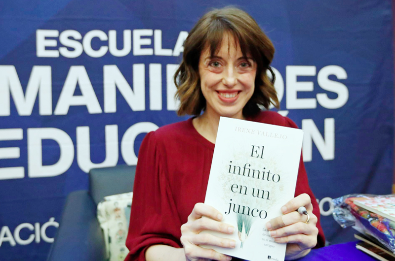 La escritora Irene Vallejo sugiere a los políticos que lean a los clásicosx